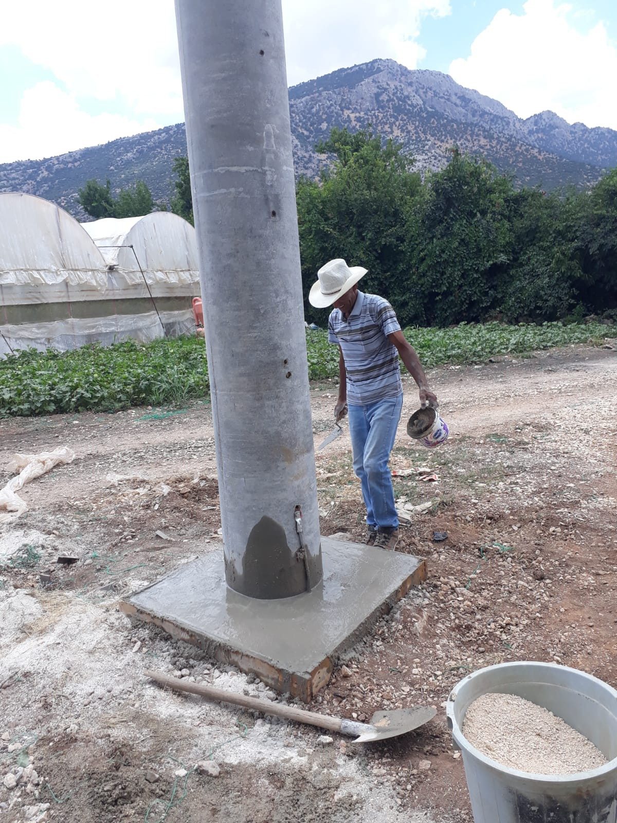 Özgür Deniz Seracılık Elmalı: 2 km enerji nakil hattı, 50 kVA trafo ve 25 kW çatı GES — fotoğraf 4